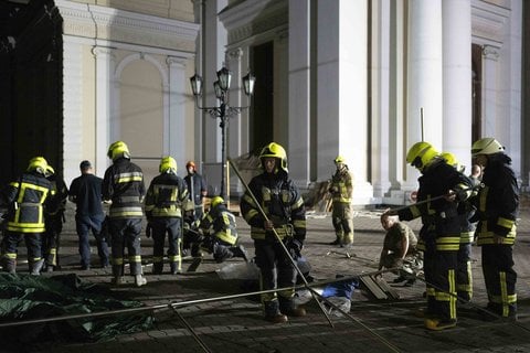 Feuerwehrleute bauen ein Zelt vor der Verklärungskathedrale von Odessa auf, nachdem die Kirche durch russische Raketenangriffe in Odessa, Ukraine, schwer beschädigt wurde. 