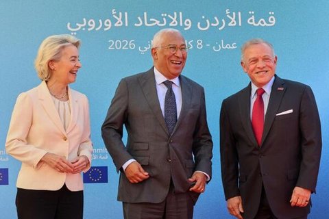 Der jordanische König Abdullah II. (rechts), der Präsident des Europäischen Rates António Costa und die Präsidentin der Europäischen Kommission Ursula von der Leyen posieren für ein Foto während des jordanischen EU-Gipfels im Al-Husseiniya-Palast in Amman.