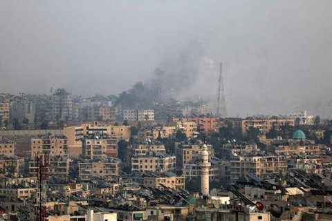 Dieses Foto wurde am 8. Januar 2026 aufgenommen und zeigt Rauchwolken, die aus den Stadtteilen Sheikh Maqsoud und Ashrafieh in Aleppo aufsteigen, während heftige Kämpfe zwischen Regierungstruppen und den kurdischen Syrischen Demokratischen Kräften (SDF) toben.