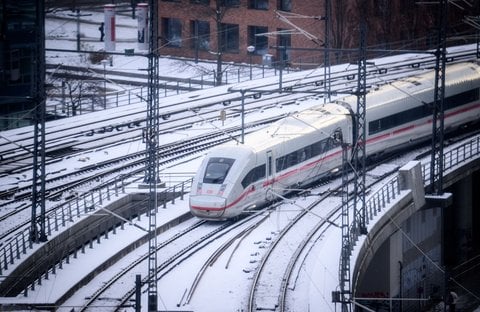 Ein ICE-Zug verlässt am Donnerstag den Berliner Hauptbahnhof. 