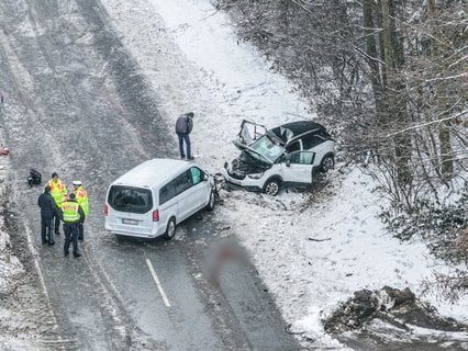 Bei einem Frontalzusammenstoß zweier Autos sind in Niederbayern zwei Menschen ums Leben gekommen.