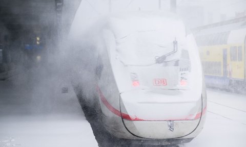 Ein ICE der Deutschen Bahn steht inmitten eines Schneesturmes im Hauptbahnhof Hannover.