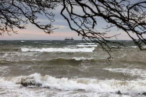 Ein Schiff fährt bei stürmischem Wetter auf der Ostsee.