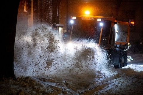 Ein Räumfahrzeug des Winterdienstes ist in der Oldenburger Innenstadt unterwegs. 