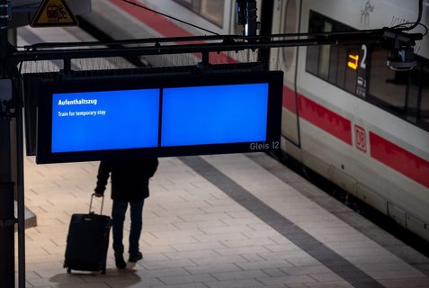Ein Aufenthaltszug steht im Hamburger Hauptbahnhof.