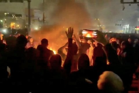 Dieser Ausschnitt aus Aufnahmen, die in den sozialen Medien kursieren, zeigt Demonstranten in Teheran, die um ein Lagerfeuer herum tanzen und jubeln - trotz der zunehmenden Razzien.