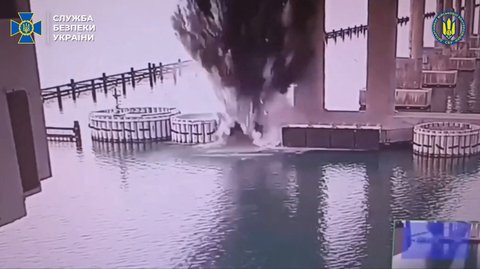 Dieser Videostandbildausschnitt stammt aus einem vom ukrainischen Sicherheitsdienst veröffentlichten Material und zeigt angeblich die Explosion der Kertsch-Brücke, die die Krim mit Russland verbindet.