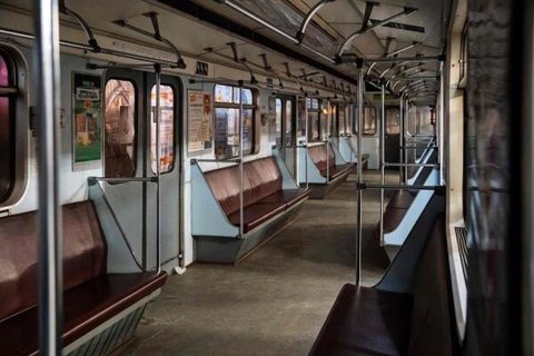 Dieses Foto zeigt leere U-Bahn-Waggons an einer Station während der massiven Stromausfälle in Kiew am 31. Januar 2026.