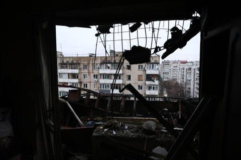 Der Blick aus dem zerbrochenen Fenster eines beschädigten Wohnhauses in Saporischschja, das von einer russischen Drohne getroffen wurde.