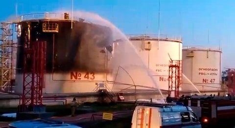 Auf diesem Foto, das der Gouverneur von Krasnodar, Weniamin Kondratjew, in seinem Telegramkanal veröffentlichte, arbeiten Feuerwehrleute an der Seite des Produktionskomplexes der Ilski-Ölraffinerie in der Region Krasnodar im Süden Russlands.