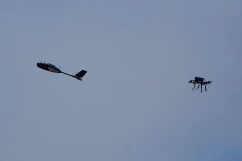 Ein Jäger-Drohne fängt eine Zieldrohne während einer Übung in der Yatagan-Schule für unbemannte Luftfahrtsysteme in der Region Kiew.