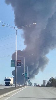 Das Werkt Werk Nizhnekamskneftekhim steht in Flammen.