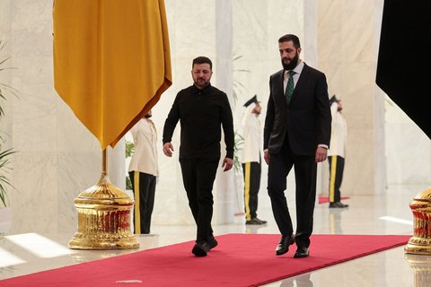 Der syrische Präsident Ahmed al-Scharaa (r.) begrüßte seinen ukrainischen Amtskollegen Wolodymyr Selenskyj am Sonntag in Damaskus.