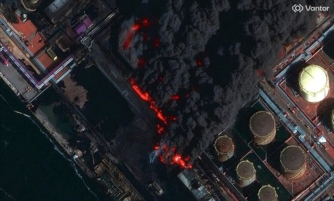 Ein Satellitenbild zeigt Rauch, der aus dem russischen Ostseehafen Ust-Luga aufsteigt