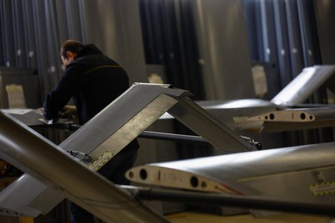 Ein Mitarbeiter arbeitet in einer Produktionsstätte des ukrainischen Unternehmens Fire Point an einer FP-1-Langstreckendrohne. 