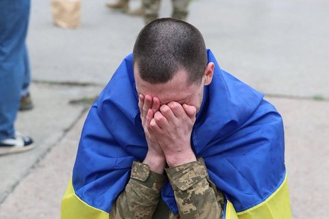 Ein ukrainischer Soldat nach seiner Freilassung aus russischer Gefangenschaft.