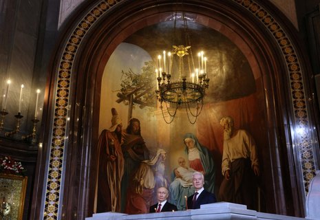 Wladimir Putin (links) bei orthodoxen Osterfeierlichkeiten in einer Kathedrale in Moskau.