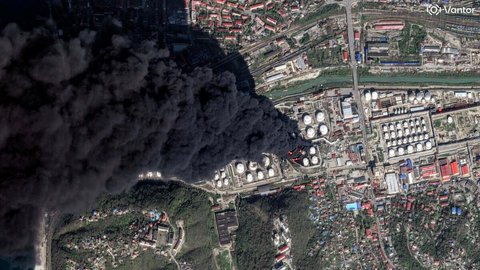 Rauch steigt aus der Ölraffinerie in Tuapse im Südwesten Russlands auf.