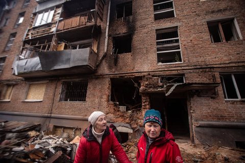 Nach einem russischen Angriffs auf ein Wohnhaus in Sumy.