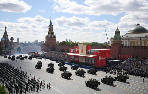 Fahrzeuge der russischen Armee rollen während der Militärparade zum Tag des Sieges über den Roten Platz.(Archiv)