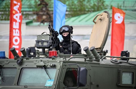 Ein gepanzertes Fahrzeug patrouilliert am 5. Mai 2026 durch die Moskauer Innenstadt, wenige Tage vor der Militärparade zum Tag des Sieges, die am 9. Mai auf dem Roten Platz stattfinden soll.