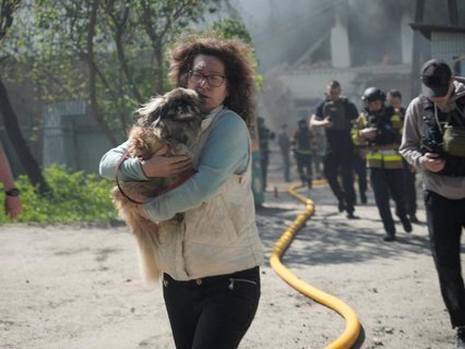 Ein Anwohnerin mit seinem Hund und Rettungskräfte nach einem russischen Drohnenangriff in der Region Sumy am 6. Mai