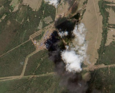Rauch steigt nach einem ukrainischen Drohnenangriff in Perm aus einer Ölpumpstation auf.