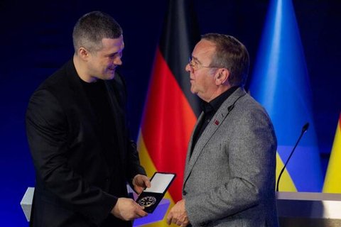 Verteidigungsminister Pistoriu (r.) und der ukrainische Verteidigungsminister Mykhailo Federow am montag in Kiew.