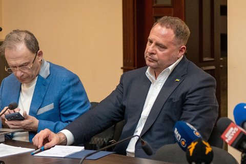 Steht unter Korruotionsverdacht: der frühere ukrainische Präsidialamtschef Andrij Jermak (rechts).
