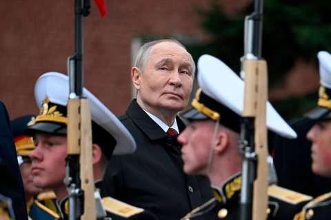 Wladimir Putin am 9. Mai bei einer militärischen Zeremonie an der Kremlmauer in Moskau.