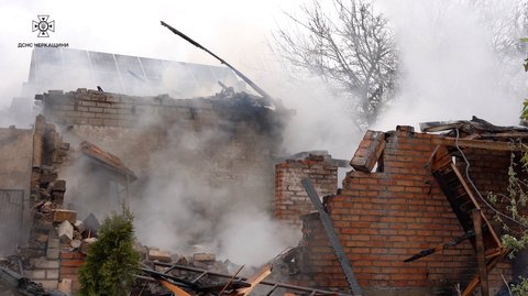 Dieses Foto der ukrainischen Behörden zeigt eines der beschädigten Gebäude am Ort eines russischen Drohnenangriffs am Mittwoch.