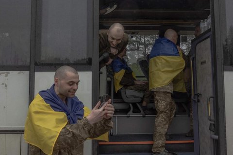Ein freigelassener ukrainischer Kriegsgefangener nach einem Gefangenenaustausch an einem unbekannten Ort in der Region Tschernihiw am 15. Mai 2026.