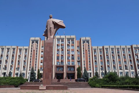 Eine Lenin-Statue steht vor dem Parlamentsgebäude in Tiraspol im Separatistengebiet Transnistrien. 