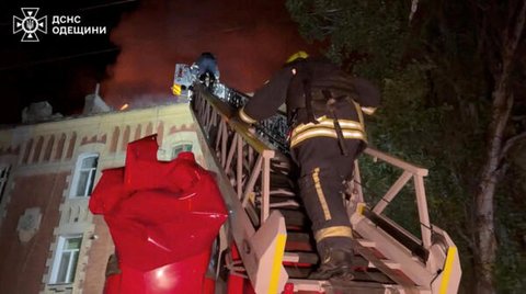 Feuerwehrleute sind am Ort eines russischen Drohnenangriffs in Odessa im Einsatz.