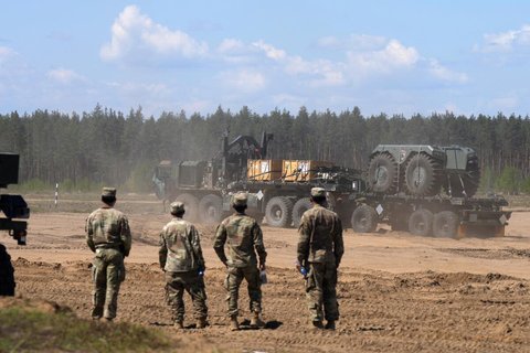 Unbemannte Bodenfahrzeuge (UGV) der US-Armee bei einem  Nato-Test im Übungsgebiet Pabrade in Litauen.