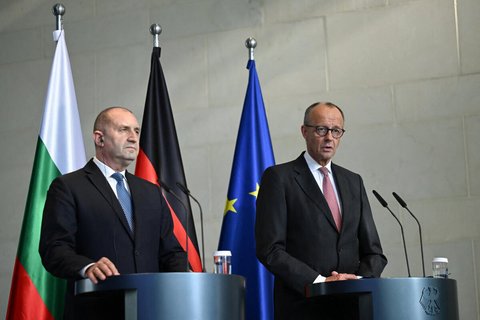 Bundeskanzler Friedrich Merz und der bulgarische Premierminister Rumen Radev in Berlin.