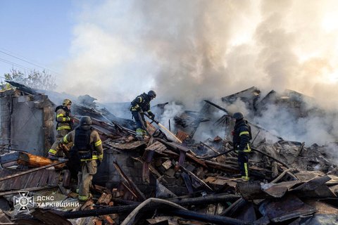 Feuerwehrleute im Einsatz nach russischen Drohnenangriffenin Charkiw am 19. Mai.