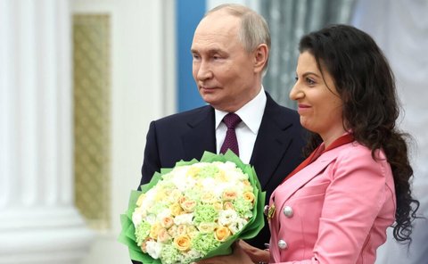 Der russische Präsident Wladimir Putin und Margarita Simonjan, die als zentrale Figur der russischen Propaganda gilt.