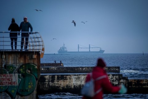Ein Frachter läuft am frühen Morgen aus dem Hafen von Odessa auf das Schwarze Meer hinaus. (Symbolbild)