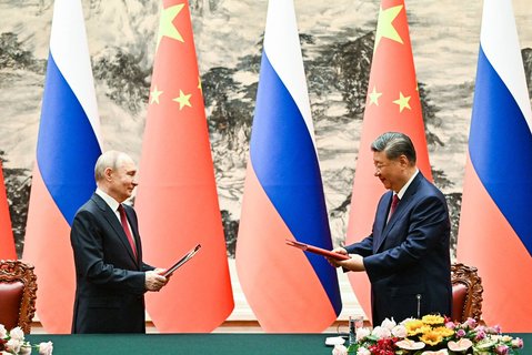Wladimir Putin und Xi Jinping tauschen gemeinsame Dokumente aus.