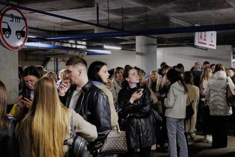 Menschen suchen Schutz in einer Tiefgarage während eines Luftalarms in Vilnius am Mittwoch.