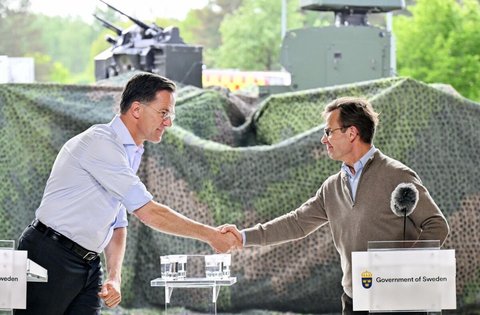 NATO-Generalsekretär Mark Rutte (l) und Schwedens Ministerpräsident Ulf Kristersson während einer gemeinsamen Pressekonferenz in Revinge, Schweden.