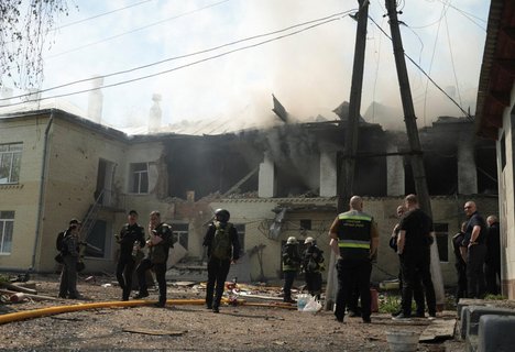 Rettungskräfte in Sumy nach einem russischen Drohnenangriff Anfang Mai