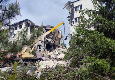 Rettungskräfte räumen Trümmer an der Einschlagsstelle weg.