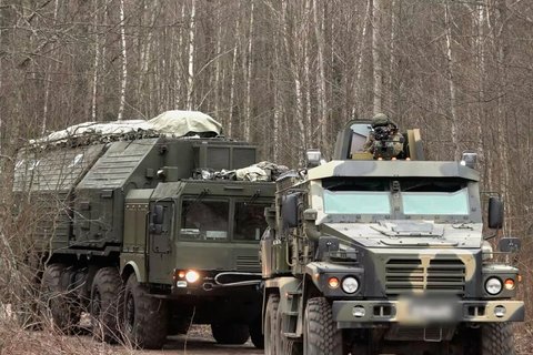 Auf diesem vom Pressedienst des russischen Verteidigungsministeriums am 29. Dezember 2025 zur Verfügung gestellten Bild ist ein russisches Oreschnik-Raketensystem während eines Trainings an einem ungenannten Ort in Belarus zu sehen. 