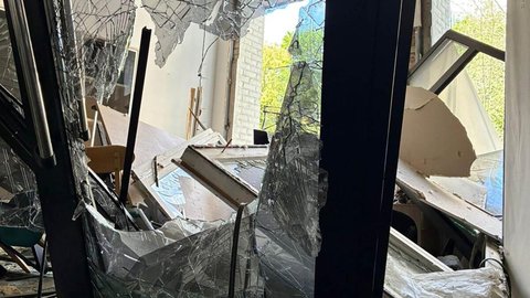 Der zerstörte Fensterbereich des ARD-Studios in Kiew