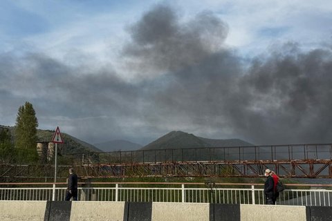 Bereits im April hatte es auf dem Gelände der Ölraffinerie in Tuapse in der russischen Region Krasnodar nach einem ukrainischen Angriff gebrannt.