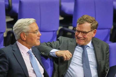 Norbert Röttgen (l.) und Bundesminister des Auswärtigen Johann Wadephul bei einer Bundestagssitzung.