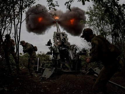 Ukrainische Soldaten feuern mit Artillerie auf russische Stellungen.