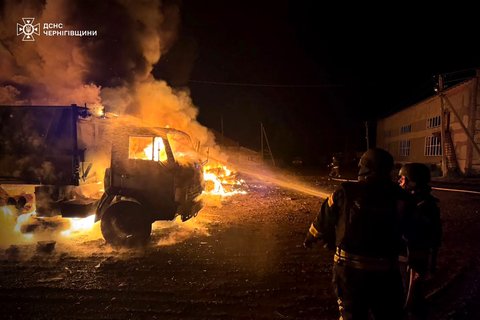 Ukrainische Feuerwehrleute löschen nach einem russischen Luftangriff ein Feuer.